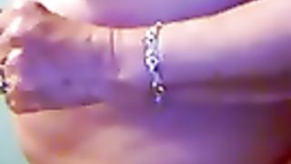 Mia suocera a pecorina sul tavolo della cucina