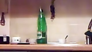 Mia suocera a pecorina sul tavolo della cucina