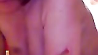 Mia suocera a pecorina sul tavolo della cucina