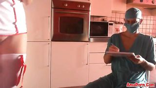 L'infermiera troia lo succhia al Dottore