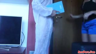 Si fa sbattere dal poliziotto per scagionarsi