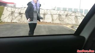 Sbocchina l'amante in auto mentre il marito è a casa