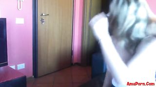 Si fa scopare dal fattorino delle pizze