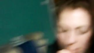 La EX di 18 anni succhia avidamente