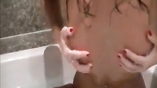 Masturbazione e pompino nella vasca da bagno