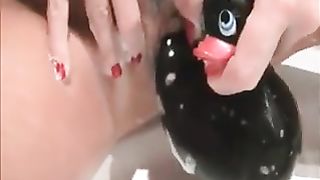 Masturbazione e pompino nella vasca da bagno