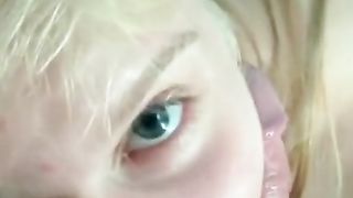 Lo sega fino a farlo esplodere di piacere