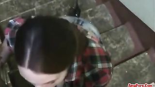 Pompino sul pianerottolo mentre è ammanettata