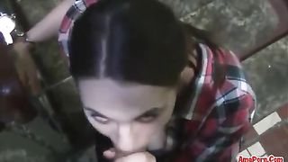 Pompino sul pianerottolo mentre è ammanettata