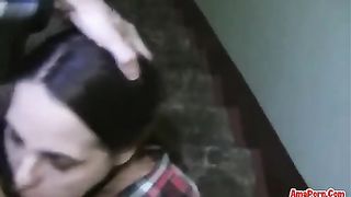 Pompino sul pianerottolo mentre è ammanettata