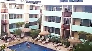 Pompino sul balcone del resort