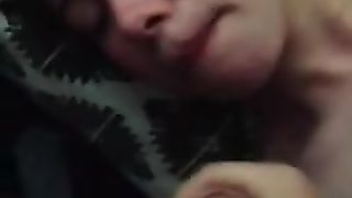 Tettona ciuccia le palle al tipo e si fa sborrare