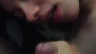 Tettona ciuccia le palle al tipo e si fa sborrare