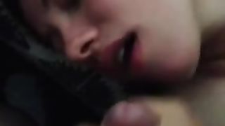 Tettona ciuccia le palle al tipo e si fa sborrare