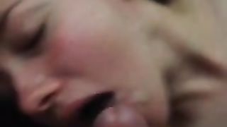 Tettona ciuccia le palle al tipo e si fa sborrare