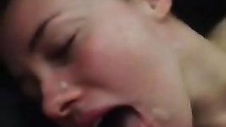 Tettona ciuccia le palle al tipo e si fa sborrare