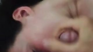 Tettona ciuccia le palle al tipo e si fa sborrare