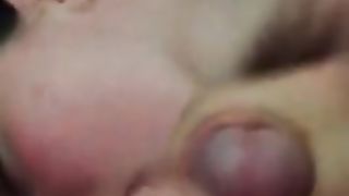 Tettona ciuccia le palle al tipo e si fa sborrare