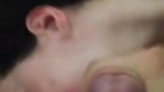 Tettona ciuccia le palle al tipo e si fa sborrare