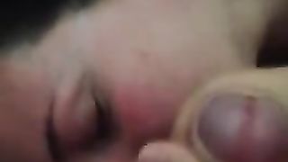 Tettona ciuccia le palle al tipo e si fa sborrare