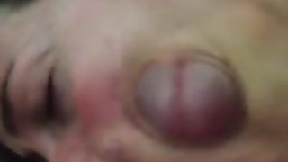 Tettona ciuccia le palle al tipo e si fa sborrare