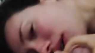 Tettona ciuccia le palle al tipo e si fa sborrare