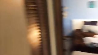 Cavalca con il cazzo piantato nel culo