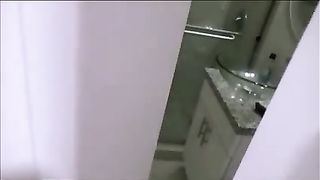 Figlio spia la madre in bagno e se la scopa