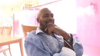 Si fa rompere l'ano dal Mandingo