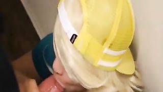 Uccello in bocca per una graziosa 18enne