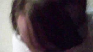 Ricopre di sperma la faccia della moglie golosa