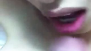 Ex ragazza asiatica ride mentre viene sborrata