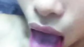 Ex ragazza asiatica ride mentre viene sborrata