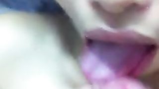 Ex ragazza asiatica ride mentre viene sborrata