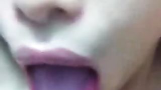 Ex ragazza asiatica ride mentre viene sborrata