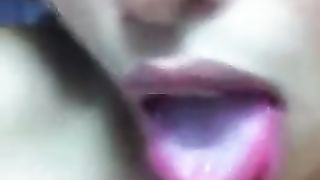 Ex ragazza asiatica ride mentre viene sborrata