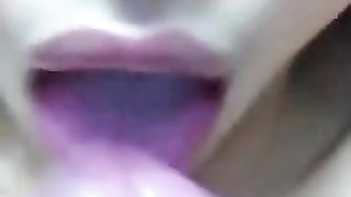 Ex ragazza asiatica ride mentre viene sborrata