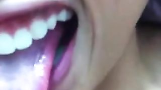 Ex ragazza asiatica ride mentre viene sborrata