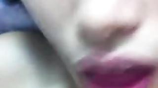 Ex ragazza asiatica ride mentre viene sborrata