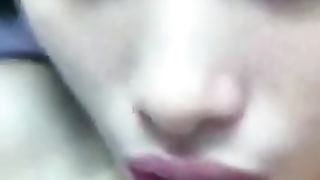 Ex ragazza asiatica ride mentre viene sborrata