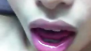 Ex ragazza asiatica ride mentre viene sborrata