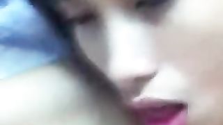 Ex ragazza asiatica ride mentre viene sborrata