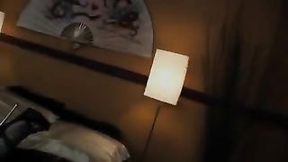 Piccola troietta versatile sfondata da 2 maschioni