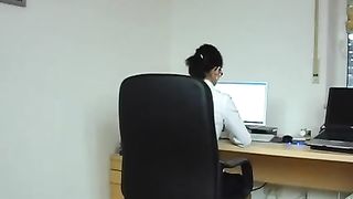 Sbatte la segretaria sulla scrivania dell'ufficio