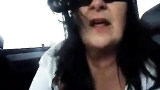 Mia moglie me lo ciuccia in macchina