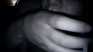 Si lecca le dita piene di sborra