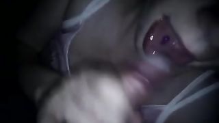 Si lecca le dita piene di sborra