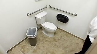 Scopa con un tunisino nella toilet del ristorante