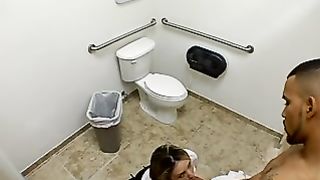 Scopa con un tunisino nella toilet del ristorante