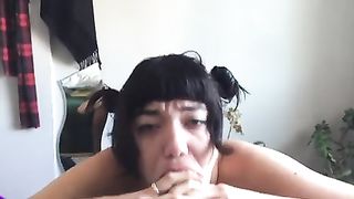 In ginocchio con l'enorme nerchia nera in bocca